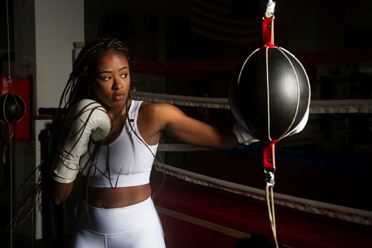 Femme pratiquant la boxe anglaise avec un ballon de vitesse dans une salle d’entraînement à Albi